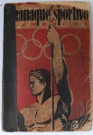 Raro Almanaque Esportivo Olympicus 1943/1944 - Tomaz Mazzoni - Edição Histórica de GuerraRaríssimo exemplar do Almanaque Esportivo Olympicus, edição de 1943/1944, concebido pelo célebre jornalista Tomaz Mazzoni. Um documento histórico formidável impresso durante o auge do envolvimento do Brasil na Segunda Guerra Mundial. Fundador/Autor: Tomaz Mazzoni (Olympicus). Ano de Publicação: Final de 1943 (Referente aos anos 1943/1944). Conteúdo de Destaque Histórico: Traz matérias de altíssimo valor social e político, incluindo o artigo "Os Centro-Médios de Côr" (com foto de Brandão, ídolo do Corinthians), exaltando a genialidade dos atletas negros no futebol, além do resgate histórico "A Taça Rio Branco e o Congresso Federal".