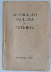 Raríssimo Relatório Oficial FPF 1942 - Documento Histórico do Futebol Paulista - Segunda GuerraRaridade documental absoluta para historiadores, pesquisadores e colecionadores de elite. Trata-se do Relatório Oficial Anual da Federação Paulista de Futebol (FPF) referente ao ano de 1942. Um livro de prestação de contas institucional com tiragem extremamente restrita, destinado na época apenas à diretoria da entidade, chefes de clubes e autoridades esportivas. Instituição Editora: Federação Paulista de Futebol (FPF), São Paulo. Ano de Publicação: Início de 1943 (com o balanço integral do ano de 1942). Conteúdo de Destaque Histórico: Traz os quadros estatísticos completos do Movimento Geral do Campeonato de 1942 da Divisão Profissional (Primeiro Turno), discriminando clubes, datas, estádios, rendas brutas, impostos e número de pagantes. Registra as tabelas e classificações dos Campeonatos Patrocinados Diretamente pela Federação em 1942, incluindo a Divisão Principal de Amadores. Relata eventos históricos de intercâmbio esportivo, como a visita do quadro de amadores do Botafogo F. C. (Carioca) promovida sob sugestão do Capitão Silvio Magalhães Padilha. Documenta o emblemático ano de 1942, marcado pelas sanções da Segunda Guerra Mundial que forçaram a mudança de nome do Palestra Italia para Palmeiras, detalhe visível nos registros de jogos e campos da publicação.