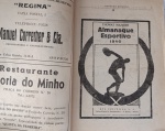 Raro Almanaque Esportivo 1940 - Tomaz Mazzoni - 2.º Ano da Coleção (Sem Capa)Oportunidade histórica para colecionadores e pesquisadores de futebol: exemplar do Almanaque Esportivo, edição de 1940, concebido e redigido pelo lendário cronista Tomaz Mazzoni (Olympicus). Trata-se do segundo ano de publicação desta icônica enciclopédia esportiva nacional. Fundador/Autor: Tomaz Mazzoni (Olympicus). Ano de Publicação: Início de 1940 (com o balanço esportivo completo do ano de 1939 e anteriores). Conteúdo de Destaque Histórico: Traz balanços estatísticos minuciosos da era de ouro do futebol amador e profissional, incluindo o histórico do Fluminense F. C. detalhando jogos, gols pró e contra e saldo de vitórias desde o início do século até 1938. Seção "As Grandes Partidas do Campeonato Paulista", ilustrada com foto de época de um lance dinâmico na área do Corinthians em partida contra o Palestra Italia (atual Palmeiras).