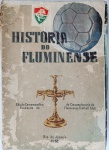 Raro Livro História do Fluminense 1952 - Paulo Coelho Netto - Edição do Cinquentenário NumeradaRaridade absoluta para colecionadores de bibliografia futebolística e torcedores do Tricolor das Laranjeiras. Exemplar original de época do livro "História do Fluminense", publicado em 1952 em celebração ao Cinquentenário do clube. Escrito por Paulo Coelho Netto, profundo conhecedor e guardião da memória tricolor. Autor: Paulo Coelho Netto. Ano de Publicação: 1952 (Rio de Janeiro). Edição Limitada e Numerada: Exemplar oficial de acervo N.º 05066 (autenticidade impressa na página de tiragem). Impressão: Gráfica Borsoi. Conteúdo de Alto Valor Histórico: Uma verdadeira enciclopédia ilustrada sobre as primeiras cinco décadas do Fluminense Football Club. Contém ricas fotografias de época em papel diferenciado, incluindo registros raros como a terceira sede e as antigas arquibancadas sociais, além de vistas parciais do campo da Rua Guanabara durante os jogos decisivos do histórico Torneio Initium de 1916 (contra o América e outras agremiações). Traz ainda uma belíssima ilustração colorida na folha de guarda retratando a "Vitrina de 1949"