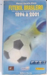 Livro Futebol Brasileiro 1894 à 2001 - Marco Aurélio Klein - Estatísticas CompletasExcelente obra de referência e consulta para amantes de dados, jornalistas e historiadores do esporte: livro "Futebol Brasileiro 1894 à 2001", de autoria do renomado pesquisador Marco Aurélio Klein. Publicado no ano de 2001 pela Editora Escala, o livro funciona como um inventário estatístico completo que cobre mais de um século do esporte no país.