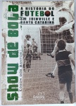 Raro Livro Show de Bola: História do Futebol em Joinville e SC - Edson dos SantosExcelente oportunidade para colecionadores de história do futebol regional e pesquisadores do esporte sulista: livro "Show de Bola: A História do Futebol em Joinville e Santa Catarina", de autoria do respeitado pesquisador Edson dos Santos. Uma obra de resgate documental indispensável, publicada sob o selo de prestígio da Editora Univille.
