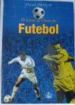 Livro O Livro de Ouro do Futebol - Celso Unzelte - Ediouro / Prestígio (Ótimo Estado)Uma das obras mais completas, divertidas e informativas sobre o esporte bretão: livro "O Livro de Ouro do Futebol", de autoria do consagrado jornalista, professor e historiador Celso Unzelte. Publicado pela prestigiada Editora Ediouro sob o selo Prestígio Editorial, este volume é um verdadeiro almanaque indispensável para qualquer amante do esporte.