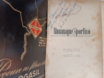 Almanaque Sportivo Olympicus 1947-48 - Tomaz Mazzoni - Encadernação de Época com Dedicatória de 1948Exemplar de relevância histórica e estatística do Almanaque Sportivo Olympicus, edição de 1947-1948, concebido pelo consagrado cronista Tomaz Mazzoni (Olympicus). Esta edição pós-guerra é famosa por trazer o mapeamento oficial completo de todos os Campeões Paulistas de Futebol de 1902 a 1947. Fundador/Autor: Tomaz Mazzoni. Ano de Publicação: Final de 1947 / Circulação em 1948. Marcas Históricas de Posse: Folha de rosto enriquecida com carimbo comercial de época da cidade de Fortaleza - Ceará (Avenida do Imperador) e uma bela dedicatória assinada à caneta datada de 16/10/1948, atestando a circulação e circulação e distribuição da obra pelo território nacional nos anos 40. Publicidade Interna: Apresenta contracapa interna com o célebre anúncio gráfico preto e dourado da rede Drogasil, destacando a sua "Rede de 50 Filiais" servindo a São Paulo e estados limítrofes.Estado de Conservação (Conforme Fotos): Capa e Encadernação: O exemplar recebeu uma encadernação antiga de época em capa dura texturizada marrom para proteção do miolo (mesmo padrão de biblioteca particular). A lombada traz etiquetas de identificação em papel com inscrições manuscritas antigas ("Almanaque Sportivo 1947/1948").