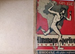 Almanaque Sportivo Olympicus 1945-46 - Tomaz Mazzoni - Encadernação de Época com Capa PreservadaExemplar histórico de alta relevância da crônica esportiva nacional: Almanaque Sportivo Olympicus, edição de 1945/1946, escrito pelo consagrado jornalista Tomaz Mazzoni (Olympicus). Esta edição possui uma carga simbólica imensa por registrar o encerramento da Segunda Guerra Mundial e o restabelecimento das competições internacionais e intercâmbios esportivos nas Américas. Fundador/Autor: Tomaz Mazzoni. Ano de Publicação: Final de 1945 / Início de 1946. Conteúdo de Destaque Histórico: Traz estatísticas detalhadas de campeonatos continentais, listagem de recordes em modalidades de Atletismo (Salto com Vara, Arremesso, Corridas) e fotografias raras de delegações (como a equipe do Peru). Publicidade de Época: Verdadeira imersão no comércio paulistano dos anos 40, exibindo anúncios clássicos do analgésico Rhodine na capa, além de reclames internos ilustrados como a importadora de casimiras Maierá & Cia. e o Poiré Champagne Maxim.Estado de Conservação (Conforme Fotos): Capa e Encadernação: O exemplar recebeu uma encadernação antiga de época em capa dura texturizada marrom (mesmo padrão de biblioteca particular das demais peças do acervo). A capa colorida original de brochura foi inteiramente preservada e colada sobre a capa dura, mantendo a belíssima ilustração pós-guerra visível e protegida. Lombada firme com etiqueta manuscrita antiga ("Almanaque Esportivo 1945/1946").