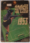 Raro Almanacco Illustrato del Calcio 1953 - Rizzoli - Raridade do Futebol ItalianoRaríssimo exemplar internacional de grande prestígio colecionável: Almanacco Illustrato del Calcio Italiano, edição de 1953. Verdadeira bíblia estatística do futebol da Europa, registrando minuciosamente todos os eventos, fichas técnicas, elencos e dados da temporada histórica de 19511952 (campeonato vencido pela Juventus, seguido pelo Milan e pela Inter). Compilação e Direção: Leone Boccali, um dos maiores nomes da crônica esportiva italiana. Editora: Rizzoli & C. (MilãoRoma). Ano de Publicação: Início de 1953. Conteúdo de Destaque Histórico: Traz o balanço completo da Serie A e divisões de acesso, ilustrado com fotos oficiais de elencos históricos  como a formação do Torino (período de reconstrução do clube pós-tragédia de Superga de 1949), detalhando a posição ano a ano do clube no campeonato de girone unico.