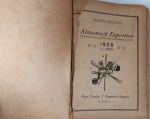 RARIDADE HISTÓRICA: Almanach Esportivo 1928 - Volume 1 (1.º Anno) - Thomaz Mazzoni - Raridade AbsolutaPeça de museu e a maior raridade da imprensa esportiva paulista: exemplar original do Almanach Esportivo, edição de 1928 (1.º Anno). Trata-se do primeiríssimo volume histórico da autoria do lendário cronista Thomaz Mazzoni, publicado no final dos anos 20 pela Agência Soave (Rua Direita, 7 - S. Paulo). Uma obra praticamente inexistente no mercado hoje em dia. Fundador/Autor: Thomaz Mazzoni. Ano de Publicação: 1928 (Referente ao balanço dos anos 1927/1928). Conteúdo de Destaque Histórico: Traz a icônica matéria biográfica "Um Exemplo Vivo de Esportista" dedicada a Arthur Friedenreich, o "El Tigre". O texto faz uma defesa apaixonada do seu caráter ético, de sua recusa ao profissionalismo corrompido e traz uma fotografia histórica raríssima de "Fried em acção contra os uruguayos, no jogo final do Sul Americano de 1919" (partida que deu o primeiro título importante ao Brasil). Panorama estatístico e histórico do futebol paulista e brasileiro da década de 1920, período da transição do amadorismo para as ligas organizadas.Estado de Conservação (Conforme Fotos): Capa e Encadernação: O exemplar recebeu uma encadernação antiga de época em capa dura texturizada marrom para proteção absoluta do miolo (seguindo exatamente o mesmo padrão de biblioteca particular das outras peças raras do seu acervo). A lombada traz uma etiqueta de identificação manuscrita antiga ("Almanach Esportivo 1928"). A folha de rosto interna original está presente, exibindo a clássica vinheta com os instrumentos esportivos (raquetes, tacos de golfe, floretes, bolas), contendo um pequeno restauro/perda de papel antigo na margem superior esquerda que não afeta o texto. Miolo: Espetacular estado para um papel jornal impresso há quase um século. Páginas firmes, completas e totalmente íntegras. Apresenta o escurecimento natural esperado (oxidação acentuada do papel da década de 1920), mantendo textos e as raríssimas fotografias em preto e branco com perfeita nitidez.