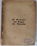 Raríssimo Livro O Brasil na Taça do Mundo 1938 - Tomás Mazzoni - Copa de 38 (Sem Capa)Peça histórica de extrema raridade para colecionadores de alto nível de memorabília da Seleção Brasileira: exemplar original do livro "O Brasil na Taça do Mundo" (2.ª Edição), escrito pelo mestre do jornalismo esportivo Tomás Mazzoni (Olympicus). Publicado no emblemático ano de 1938, logo após o encerramento do mundial da França. Autor: Tomás Mazzoni. Ano de Publicação: Segundo semestre de 1938 (São Paulo). Marcas Históricas de Época: Folha de guarda com carimbo original da tradicional Livraria Lealdade (Rua Boa Vista, São Paulo) e folha de rosto com assinatura e data de posse manuscrita de época: 06/09/1938 (apenas dois meses após o fim da Copa). Conteúdo de Valor Histórico Inestimável: Cobertura crítica em tempo real da campanha do Brasil na Copa de 38. Traz o capítulo "Cuidados com os árbitros!" e o desabafo sobre a semifinal contra a Itália ("O penal que apitou contra o Brasil deve pesar-lhe por toda a vida..."). Textos e crônicas dedicados aos craques do torneio, como Leônidas da Silva e Friaça, além de opiniões dos jornais de Marselha exaltando o futebol arte brasileiro.