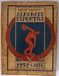 Raríssimo Almanach Esportivo 1932 - Tomaz Mazzoni - 5.º Ano (Capa Original Preservada) - FriedenreichPreciosidade da imprensa esportiva nacional e peça de destaque para colecionadores de elite: exemplar original do Almanach Esportivo, edição de 1932 (5.º Anno). Obra escrita e organizada pelo mestre da crônica esportiva Thomaz Mazzoni (Olympicus) e impressa pela Agência Soave em São Paulo. Item raríssimo de se encontrar com suas capas comerciais originais da época. Fundador/Autor: Thomaz Mazzoni. Ano de Publicação: Início de 1932 (Referente às estatísticas e campeonatos de 1931). Arte da Capa: Belíssima ilustração original colorida em tons de azul e laranja com a figura clássica do Discóbolo de Míron emoldurada por uma coroa de louros. Conteúdo de Destaque Histórico: Traz os quadros estatísticos completos do Campeonato Brasileiro (jogos efetuados pelas seleções baiana, mineira, capixaba e santista). Ilustrado com uma fotografia histórica de página inteira do confronto entre as seleções de São Paulo x Paraná (jogo de 19 de julho), destacando os capitães Friedenreich e Borba antes do início do prélio.
