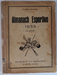 Raríssimo Almanach Esportivo 1933 - 6.º Ano - Thomaz Mazzoni - Capa Original - São Paulo FC 1932Descrição do Lote:Raridade absoluta da década de 1930 para colecionadores de alto nível e historiadores do futebol paulista: exemplar original do Almanach Esportivo, edição de 1933 (6.º Anno). Obra de autoria do consagrado jornalista Thomaz Mazzoni (Olympicus), comercializada pela Agência Soave. Item muito escasso com suas capas originais de brochura preservadas. Fundador/Autor: Thomaz Mazzoni. Ano de Publicação: Início de 1933 (Balanço esportivo integral do ano histórico de 1932). Conteúdo de Futebol de Elite: Traz a listagem cronológica de campeões paulistas da primeira divisão e divisões de acesso. Apresenta fotografia de página inteira do "onze" do São Paulo F.C., vice-campeão paulista de 1932, além de crônica ilustrada do match interestadual Rio x S. Paulo entre Palestra Italia (1) e Bonsucesso (3). Histórico do Futebol de Várzea e Bairros: Registra os campeões municipais e de bairros paulistanos da década de 1920 e início de 30, citando agremiações históricas como Independentes do Ypiranga, Luzitano F.C. do Brás, Flor do Belém e Voluntários da Pátria F.C.