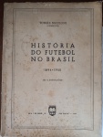 RELÍQUIA MÁXIMA: Livro História do Futebol no Brasil (1950) - Tomás Mazzoni - Edição Original RaraOportunidade definitiva para colecionadores de elite, bibliófilos e museus do esporte. Exemplar original de época da obra-prima do jornalismo esportivo nacional: "História do Futebol no Brasil (18941950)", de autoria do lendário Tomás Mazzoni (Olympicus). Publicado em 1950 pela prestigiada Edições Leia, em São Paulo. Autor: Tomás Mazzoni. Ano de Publicação: 1950 (Edição de Lançamento). Riqueza Gráfica (130 Ilustrações): Traz na folha de rosto interna o magnífico e célebre retrato colorido original de Charles Miller, o introdutor do futebol no país. Inclui encartes coloridos especiais e montagens gráficas marcantes, como a constelação de craques pioneiros disposta sobre o pavilhão nacionalista verde e amarelo. Traz ricas fotografias históricas em preto e branco com identificação manuscrita de época nos uniformes dos atletas, incluindo esquadrões lendários como a Seleção Paulista de 1925 (com Clodonaldo, Barthô, Sérgio, Nestor, Formiga, Amílcar, Friedenreich, Feitiço, entre outros). Conteúdo Histórico: Mapeamento visceral que vai desde a chegada das primeiras bolas com Charles Miller até o limiar da Copa de 1950. Contém crônicas memoráveis sobre a histórica união e rivalidade entre Arthur Friedenreich e Leônidas da Silva (ilustrado com a famosa foto do encontro de ambos em campo em 1944), além de fichas técnicas dos grandes clássicos como o Fla-Flu de 1941 disputado fora do Rio de Janeiro.Estado de Conservação (Conforme Fotos): Capa: Brochura original de época. Apresenta marcas de manuseio, desgaste natural nas bordas externas e manchas acentuadas de oxidação (sardas do tempo) espalhadas pela superfície, condizentes com um papel de mais de 75 anos. Estrutura firme. Miolo: Excelente estado de conservação interna. Páginas completas e íntegras. As icônicas ilustrações e estampas coloridas mantêm uma vivacidade extraordinária de pigmentos. Textos e fotografias históricas com nitidez absoluta, livre de rabiscos modernos, rasgos ou furos de traça.