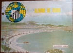 RARIDADE MÁXIMA: Álbum de Ouro do Santos F.C. 1962 - Nº 2 - Era Pelé - Relíquia SantistaRaridade absoluta e uma das peças mais cobiçadas pelos colecionadores da memorabília do "Peixe" e do Rei do Futebol: exemplar original de época do Álbum de Ouro do Santos F.C. (Número Dois), publicado em 1962. Um documento histórico luxuoso impresso em formato panorâmico para registrar o auge do maior esquadrão de futebol do planeta. Clube Temático: Santos Futebol Clube. Ano de Publicação: 1962 (Santos/São Paulo). Arte da Capa: Belíssima vista panorâmica em cores da orla da praia de Santos, ostentando o icônico escudo clássico coroado do Santos F.C. sobre o globo terrestre. Conteúdo de Destaque Histórico (Especial Pelé): Apresenta o antológico capítulo e crônica "Menino em Busca do Mundo", dedicado integralmente à genialidade e consagração internacional de Pelé. Ilustrado com um retrato icônico em preto e branco de página inteira do Rei do Futebol jovem. O texto poético narra com maestria os bastidores de sua ascensão mundana: "Menino que nasce para ser simples, não se atola em frases de ouro... Então, o mundo lhe beijou os pés". Publicidade Histórica Regional: Contracapa totalmente ilustrada em cores com a clássica propaganda de época da tradicional empresa local Sanitária Santista Ltda.  Tudo para Construções (localizada na histórica Rua João Pessoa, 134 - Santos, com telefones antigos de 4 dígitos).Estado de Conservação (Conforme Fotos): Capas (Brochura Panorâmica): Em muito bom estado de conservação geral. As cores da capa e da contracapa mantêm excelente vivacidade. Apresenta marcas normais de manuseio nas bordas e cantos, com dois furos de perfurador de arquivo na margem esquerda (técnica muito utilizada antigamente em bibliotecas e arquivos particulares para prender o documento em pastas), detalhe que não interfere nas ilustrações ou textos. Miolo: Excelente estado de conservação interna. Páginas limpas, completas e firmes à furação original. Texto totalmente limpo e fotografias com excelente nitidez e contraste, livre de rasgos internos, riscos ou furos de traça.