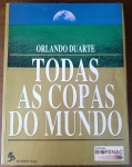 Livro Todas as Copas do Mundo 1994 - Orlando Duarte - Edição Especial Pelé / BiofenacÓtima obra de referência cronológica e estatística indispensável sobre os mundiais: livro "Todas as Copas do Mundo", escrito pelo consagrado jornalista e historiador esportivo Orlando Duarte. Publicado no emblemático ano do tetracampeonato brasileiro (1994) pela editora Makron Books (3.ª Edição). Autor: Orlando Duarte. Ano de Publicação: 1994 (São Paulo). Edição Especial e Endosso do Rei: Apresenta na folha de rosto interna e na contracapa um belíssimo texto institucional acompanhado da assinatura impressa de Pelé, atestando o valor historiográfico da obra: "O livro Todas as Copas do Mundo, de Orlando Duarte, é um registro histórico, importante para a preservação da história do futebol. E eu faço parte desta história". Detalhe de Distribuição Promocional: Exibe na capa o selo impresso de cortesia comercial do medicamento anti-inflamatório Biofenac (da tese de marketing esportivo de época "A jogada correta"), detalhe muito apreciado por colecionadores de variantes editoriais e brindes corporativos de anos de Copa. Conteúdo Gráfico: Cobertura estatística e fotográfica de alta qualidade em preto e branco sobre os mundiais, com páginas dedicadas a confrontos lendários como a final de 1954 entre Alemanha Ocidental e Hungria, registrando lances dos craques Ferenc Puskás, Fritz Walter e do arqueiro Grosics.