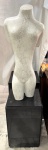 B.GIORGI- Grande, Imponente Escultura em mármore Carrara italiano representando "Torso Masculino" peça assinada, base em granito. Med. total 137 X 36 cm e torso 82 X 36 cm.. (Não possui certificado, somente NF de arrematação). Nota: Bruno Giorgi (Mococa SP 1905 - Rio de Janeiro RJ 1993) Escultor. Muda-se com a família para Itália, e fixa-se em Roma em 1913. Em 1920, inicia estudos de desenho e escultura com o professor Loss. Participa de movimentos antifascistas. Em 1931, é preso por motivos políticos e condenado a sete anos de prisão. É extraditado para o Brasil em 1935, por intervenção do embaixador brasileiro na Itália. Em São Paulo, trava contato com Joaquim Figueira (1904 - 1943) e Alfredo Volpi (1896 - 1988). Em 1937, viaja para Paris e freqüenta as academias La Grand Chaumière e Ranson, onde estuda com Aristide Maillol (1861 - 1944). Em 1939, retorna a São Paulo e convive com Mário de Andrade (1893 - 1945), Lasar Segall (1891 - 1957), Oswald de Andrade (1890 - 1954) e Sérgio Milliet (1898 - 1966), entre outros. Começa a praticar desenho de modelo-vivo e pintura com os artistas do Grupo Santa Helena e integra a Família Artística Paulista - FAP. Em 1943, transfere-se para o Rio de Janeiro. A convite do ministro Gustavo Capanema (1900 - 1985) instala ateliê no antigo Hospício da Praia Vermelha, onde orienta jovens artistas como Francisco Stockinger (1919). Possui obras em espaços públicos como Monumento à Juventude Brasileira, 1947, nos jardins do antigo Ministério da Educação e Saúde - MES, atual Palácio Gustavo Capanema, no Rio de Janeiro; Candangos, 1960, na praça dos Três Poderes, e Meteoro, 1967, no lago do edifício do Ministério das Relações Exteriores, em Brasília; e Integração, 1989, no Memorial da América Latina, em São Paulo
