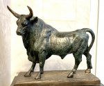 BORNIER - Grande e robusta escultura em bronze patinado representando "Touro". base em granito, peça assinada. Med. Total 50 X 62 X 27 cm.