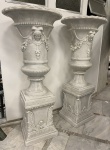 Itália Séc. XX - Magnífico e Imponentes Par Vasos em pó de mármore ricamente decorado com figuras de guirlandas, florais e rostos Femininos nos dois lados e com base quadrada ricamente lapidada. Med. Total 190 X 80 cm.