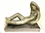 Bruno Giorgi - Escultura em bronze patinado "ONDINA"  com base em granito, peça assinada. Med. total 27 X 33 cm. Biografia Bruno Giorgi (Mococa SP 1905 - Rio de Janeiro RJ 1993) Escultor. Muda-se com a família para Itália, e fixa-se em Roma em 1913. Em 1920, inicia estudos de desenho e escultura com o professor Loss. Participa de movimentos antifascistas. Em 1931, é preso por motivos políticos e condenado a sete anos de prisão. É extraditado para o Brasil em 1935, por intervenção do embaixador brasileiro na Itália. Em São Paulo, trava contato com Joaquim Figueira (1904 - 1943) e Alfredo Volpi (1896 - 1988). Em 1937, viaja para Paris e freqüenta as academias La Grand Chaumière e Ranson, onde estuda com Aristide Maillol (1861 - 1944). Em 1939, retorna a São Paulo e convive com Mário de Andrade (1893 - 1945), Lasar Segall (1891 - 1957), Oswald de Andrade (1890 - 1954) e Sérgio Milliet (1898 - 1966), entre outros. Começa a praticar desenho de modelo-vivo e pintura com os artistas do Grupo Santa Helena e integra a Família Artística Paulista - FAP. Em 1943, transfere-se para o Rio de Janeiro. A convite do ministro Gustavo Capanema (1900 - 1985) instala ateliê no antigo Hospício da Praia Vermelha, onde orienta jovens artistas como Francisco Stockinger (1919). Possui obras em espaços públicos como Monumento à Juventude Brasileira, 1947, nos jardins do antigo Ministério da Educação e Saúde - MES, atual Palácio Gustavo Capanema, no Rio de Janeiro; Candangos, 1960, na praça dos Três Poderes, e Meteoro, 1967, no lago do edifício do Ministério das Relações Exteriores, em Brasília; e Integração, 1989, no Memorial da América Latina, em São Paulo.