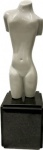 Bruno Giorgi - Belíssima e vistosa escultura  em mármore representando "Torso" com base em granito, peça assinada. Med. Total 59 X 17 cm. Biografia Bruno Giorgi (Mococa SP 1905 - Rio de Janeiro RJ 1993) Escultor. Muda-se com a família para Itália, e fixa-se em Roma em 1913. Em 1920, inicia estudos de desenho e escultura com o professor Loss. Participa de movimentos antifascistas. Em 1931, é preso por motivos políticos e condenado a sete anos de prisão. É extraditado para o Brasil em 1935, por intervenção do embaixador brasileiro na Itália. Em São Paulo, trava contato com Joaquim Figueira (1904 - 1943) e Alfredo Volpi (1896 - 1988). Em 1937, viaja para Paris e freqüenta as academias La Grand Chaumière e Ranson, onde estuda com Aristide Maillol (1861 - 1944). Em 1939, retorna a São Paulo e convive com Mário de Andrade (1893 - 1945), Lasar Segall (1891 - 1957), Oswald de Andrade (1890 - 1954) e Sérgio Milliet (1898 - 1966), entre outros. Começa a praticar desenho de modelo-vivo e pintura com os artistas do Grupo Santa Helena e integra a Família Artística Paulista - FAP. Em 1943, transfere-se para o Rio de Janeiro. A convite do ministro Gustavo Capanema (1900 - 1985) instala ateliê no antigo Hospício da Praia Vermelha, onde orienta jovens artistas como Francisco Stockinger (1919). Possui obras em espaços públicos como Monumento à Juventude Brasileira, 1947, nos jardins do antigo Ministério da Educação e Saúde - MES, atual Palácio Gustavo Capanema, no Rio de Janeiro; Candangos, 1960, na praça dos Três Poderes, e Meteoro, 1967, no lago do edifício do Ministério das Relações Exteriores, em Brasília; e Integração, 1989, no Memorial da América Latina, em São Paulo.