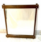 DESIGN - Elegante Espelho em jacarandá ao gosto Sérgio Rodrigues, em ótimo estado de conservação. Med. 105 X 90 cm. (não possui certificado, vai com NF de arrematação).