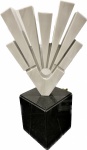 Bruno Giorgi - Magnífica e Imponente Escultura em Mármore Carrara Italiano denominada "Arrebol" com base em granito, peça assinada. Med. Total 104 X 54 cm e a escultura 64 X 54 cm. (Não possui certificado de Atitenticidade, vai com a NF de arrematação). Biografia Bruno Giorgi (Mococa SP 1905 - Rio de Janeiro RJ 1993) Escultor. Muda-se com a família para Itália, e fixa-se em Roma em 1913. Em 1920, inicia estudos de desenho e escultura com o professor Loss. Participa de movimentos antifascistas. Em 1931, é preso por motivos políticos e condenado a sete anos de prisão. É extraditado para o Brasil em 1935, por intervenção do embaixador brasileiro na Itália. Em São Paulo, trava contato com Joaquim Figueira (1904 - 1943) e Alfredo Volpi (1896 - 1988). Em 1937, viaja para Paris e freqüenta as academias La Grand Chaumière e Ranson, onde estuda com Aristide Maillol (1861 - 1944). Em 1939, retorna a São Paulo e convive com Mário de Andrade (1893 - 1945), Lasar Segall (1891 - 1957), Oswald de Andrade (1890 - 1954) e Sérgio Milliet (1898 - 1966), entre outros. Começa a praticar desenho de modelo-vivo e pintura com os artistas do Grupo Santa Helena e integra a Família Artística Paulista - FAP. Em 1943, transfere-se para o Rio de Janeiro. A convite do ministro Gustavo Capanema (1900 - 1985) instala ateliê no antigo Hospício da Praia Vermelha, onde orienta jovens artistas como Francisco Stockinger (1919). Possui obras em espaços públicos como Monumento à Juventude Brasileira, 1947, nos jardins do antigo Ministério da Educação e Saúde - MES, atual Palácio Gustavo Capanema, no Rio de Janeiro; Candangos, 1960, na praça dos Três Poderes, e Meteoro, 1967, no lago do edifício do Ministério das Relações Exteriores, em Brasília; e Integração, 1989, no Memorial da América Latina, em São Paulo.