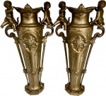 Elegante par de Floreiras art Nouveau em Petit bronze patinado decorado com figuras de Putis. Med. 37 X 18 cm.