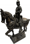 Escultura em bronze (pesado) representando Guerreiro com Cavalo. Med. 35 X 34 cm.