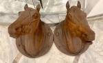 Par de maravilhosas esculturas em ferro fundido representando "Cabeça de cavalos", similar ao do Jockey Clube Brasileiro. Med. 60 X 60 cm.