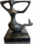 CESCHIATTI Alfredo - (1918-1989) - Grande  Escultura em bronze patinado representando "Sereia" peça assinada e com selo da Fundição ZANI, base em granito. Med. total 58 X 54 cm. Nota: Alfredo Ceschiatti (Belo Horizonte, 1 de setembro de 1918 Rio de Janeiro, 25 de agosto de 1989) foi um escultor, desenhista e professor brasileiro. Biografia Sem Título (1978), escultura exposta na Estação SéFilho de pais italianos e neto de gregos, foi à Itália em 1937, beneficiado pelo governo italiano em promover viagens de filhos de imigrantes ao país. De volta ao país, fixou-se na cidade do Rio de Janeiro onde estudou na Escola Nacional de Belas Artes. Foi premiado no Salão Nacional de Belas Artes, em 1945, pelo baixo-relevo do batistério da Igreja de São Francisco de Assis, em Belo Horizonte. Conheceu Oscar Niemeyer, que lhe encomendou uma escultura para o Conjunto Arquitetônico da Pampulha, em Belo Horizonte. Ceschiatti criou O Abraço, obra de duas mulheres abraçadas. Considerada imoral pelos mineiros, ficou guardada muitos anos até ser finalmente exposta em um jardim da Pampulha. A escultura Duas Amigas foi feita para o Salão Nobre (jardim superior) do Palácio Itamaraty com orientações do embaixador Wladimir Murtinho, que atuava como curador-chefe no projeto de ambientação do Palácio. O gosto do artista pela figura feminina está presente em várias de suas obras.Em 1960 esculpiu, em granito, As Três Forças Armadas, um dos temas no Monumento Nacional aos Mortos da Segunda Guerra Mundial, no Rio de Janeiro. Possui obras em diversos museus brasileiros.