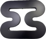 JOAQUIM TENREIRO  (Atribuído) - Diferente Escultura em madeira laqueada na cor preto.  Med. 52 X 60 cm. OBS: (não possui o certificado, vai com a NF de arrematação). NOTA: Joaquim Albuquerque Tenreiro (Melo, Gouveia, 23 de agosto de 1906 Itapira, 10 de maio de 1992) foi um marceneiro, projetista de mobiliário (designer de móveis) , pintor e escultor moderno .Nascido em Portugal, mudou-se para o Brasil, onde exerceu a profissão de marceneiro, herdada da família, e depois a de projetista de móveis, em diversas empresas no Rio de Janeiro, como Laubisch & Hirth. No ano de 1942 projetou seu primeiro móvel moderno, para uma residência de Francisco Inácio Peixoto, abandonando as práticas de então de copiar móveis em estilo clássico europeu e dando uma nova visão moderna ao mobiliário.A partir de 1943 montou sua própria empresa, com fábricas e lojas no Rio de Janeiro e São Paulo, com grande sucesso profissional e de crítica.No final da década de 1960 resolveu encerrar a empresa e dedicar-se às artes, principalmente a escultura em madeira, que já vinha exercendo em paralelo com sua atividade principal, desde que fizera um curso de desenho, em 1928 no Liceu Literário Português e no Liceu de Artes e Ofícios do Rio de Janeiro. Em 1931, já integrara o Núcleo Bernardelli, grupo criado em oposição ao ensino acadêmico da Escola Nacional de Belas Artes, onde desenvolveu seus pendores para a pintura, tendo demonstrado excelente familiaridade com os pincéis. Nessa época, até a década de 1940, dedicou-se à pintura de retratos, de paisagens e de naturezas-mortas.Nas décadas de 1950 e 1960, desenhou mobiliário e painéis em madeira, acompanhando o progresso da arquitetura moderna, para diversas instituições, como o Itamaraty e o SENAI.Diversas exposições, livros e retrospectivas foram realizadas sobre sua obra e Joaquim Tenreiro foi escolhido Melhor Escultor do ano de 1978