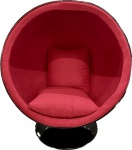 BALL CHAIR - EERO ARNIO (Atribuído) - Elegante e Grande Poltrona Giratória no formato de Esfera em Fibra com pintura na cor preto e parte interna estofada na cor vermelho. (em perfeito estado de conservação, peça muito imponente). Med.125 x 105 cm. Biografia: Aarnio estudou arte na universidade de arte e design de Helsinki, entre 1954 e 1957. Em 1962, montou seu escritório e desde então passou a atuar como designer de interiores e de mobiliário.2 Nos anos 60 iniciou estudos com a fibra de vidro, explorando as possibilidades formais do material. Criou as banquetas Mushroom em 1962. Os móveis mais conhecidos criados a partir destes estudos são: a cadeira Ball (1962) e a cadeira Bubble em 1968.A cadeira Bubble é uma esfera transparente com o assento em seu interior, desenhada para ser pendurada ao teto. A cadeira Ball é uma esfera branca com interior em vermelho, apoiada no piso.Em 1967 recebeu o American Industrial Design Award pelo design da cadeira Pastil, em fibra de vidro, que por flutuar, pode ser usada inclusive na água.