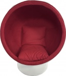 BALL CHAIR - EERO ARNIO (Atribuído) - Elegante e Grande Poltrona Giratória no formato de Esfera em Fibra com pintura na cor branco e parte interna estofada na cor vermelho. (em perfeito estado de conservação, peça muito imponente). Med.125 x 105 cm. Biografia: Aarnio estudou arte na universidade de arte e design de Helsinki, entre 1954 e 1957. Em 1962, montou seu escritório e desde então passou a atuar como designer de interiores e de mobiliário. Nos anos 60 iniciou estudos com a fibra de vidro, explorando as possibilidades formais do material. Criou as banquetas Mushroom em 1962. Os móveis mais conhecidos criados a partir destes estudos são: a cadeira Ball (1962) e a cadeira Bubble em 1968.A cadeira Bubble é uma esfera transparente com o assento em seu interior, desenhada para ser pendurada ao teto. A cadeira Ball é uma esfera branca com interior em vermelho, apoiada no piso.Em 1967 recebeu o American Industrial Design Award pelo design da cadeira Pastil, em fibra de vidro, que por flutuar, pode ser usada inclusive na água.