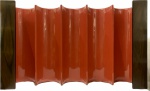 Escultura Contemporânea de parede em madeira laqueada na cor Vermelho ao Gosto Joaquim Tenreiro, (apresenta selo na parte de trás, não possui certificado, vai com NF de arrematação).  Med. 45 X 74 X 16 cm.