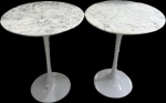 Elegante Par de Mesas laterais em metal com pintura na cor branca com tampo em mármore ao gosto Eero Saarinen. Med. 52 X 42 cm.
