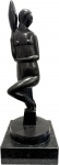 Victor, BRECHERET- Maravilhosa Escultura em bronze patinado representando "Portadora de Perfume", peça assinada, base em mármore. ( não possui o certificado, somente NF de arrematação, peça fantástica). Med. total 85 X 30 X 30 cm. Nota: Victor Brecheret, nascido Vittorio Brecheret (Farnese, 15 de dezembro de 1894 São Paulo, 17 de dezembro de 1955), foi um escultor ítalo-brasileiro, considerado um dos mais importantes do Brasil. Foi o responsável pela introdução do modernismo na cultura e escultura brasileira. Apesar de ser um dos principais artistas da vanguarda, Brecheret nunca abandonou sua formação artística clássica, ligada à arte greco-romana e renascentista.Filho de Augusto Breheret e Paolina Nanni (vide assento de nascimento mais abaixo), esta última falecida quando o pequeno Vittorio tinha apenas seis anos de idade. Foi abrigado pela família do tio materno, Enrico Nanni, e com sua família emigrou para o Brasil aos dez anos de idade.No Brasil, Vittorio tornou-se "Victor Brecheret" e já com mais de trinta anos de idade recorreu à Justiça para inscrever seu registro de nascimento tardiamente no Registro Civil do Jardim América (bairro de São Paulo). Assim Brecheret consolidava a sua nacionalidade brasileira, embora tivesse nascido na Itália. Este tipo de "regularização" era muito comum entre imigrantes italianos na primeira metade do século XX no Brasil.Victor era um homem tímido, usualmente quieto. Vivia mais isolado e era muito concentrado, fazendo com que passasse muito tempo produzindo. Em sua vida desenvolveu diferentes pesquisas artísticas, inserindo-se em diferentes cenários culturais no Brasil e na Europa.