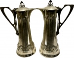 WMF Germany Circa 1920 - Maravilhoso e Antigo Par de Jarras com tampa Art deco  WMF em metal espessurado a prata,  peças marcadas. Med. 34 x 20 cm.