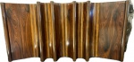 Escultura Contemporânea de parede em jacarandá ao Gosto Joaquim Tenreiro, (apresenta selo na parte de trás, não possui certificado, vai com NF de arrematação). Med. 45 X 74 X 16 cm.
