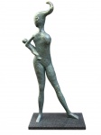 CARIBÉ- Grande e Linda escultura em bronze patinado representando "Mãe Baiana" com base em granito peça vistosa e assinada. Med. total 100 cm. (não possui certificado, vai com NF de arrematação). Nota: Hector Julio Páride Bernabó (Lanús, Argentina 1911 Salvador, Bahia, 1997). Pintor, gravador, desenhista, ilustrador, mosaicista, ceramista, entalhador, muralista. Freqüenta o ateliê de cerâmica de seu irmão mais velho, Arnaldo Bernabó, no Rio de Janeiro, por volta de 1925. Entre 1941 e 1942, viaja por países da América do Sul. De volta à Argentina, traduz com Raul Brié, para o espanhol, o livro Macunaíma, de Mário de Andrade (1893 1945), em 1943. Nesse mesmo ano, realiza sua primeira individual na Galeria Nordiska Kompainiet, em Buenos Aires. Em 1944, vai a Salvador, e se interessa pela religiosidade e cultura locais. No Rio de Janeiro, auxilia na montagem do jornal Diário Carioca, em 1946. É chamado pelo jornalista Carlos Lacerda (1914 1977) para trabalhar no jornal Tribuna da Imprensa, entre 1949 e 1950. Em 1950, muda-se para Salvador para realizar painéis para o Centro Educacional Carneiro Ribeiro, com recomendação feita pelo escritor Rubem Braga (1913 1990) ao secretário da Educação do Estado da Bahia, Anísio Teixeira (1900 1971). Na Bahia, participa ativamente do movimento de renovação das artes plásticas, ao lado de Mario Cravo Júnior (1923), Genaro (1926 1971) e Jenner Augusto (1924 2003). Em 1957, naturaliza-se brasileiro. Publica, em 1981, Iconografia dos Deuses Africanos no Candomblé da Bahia, pela Editora Raízes. Ilustra livros de Gabriel García Márquez (1928), Jorge Amado (1912 2001) e Pierre Verger (1902 1996), entre outros.