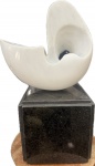 B. Giorgi - Escultura em mármore carrara denominado "Caravela", base em granito, peça assinada, (possui pequena batida coforme foto, não possui certificado, vai com NF de arrematação). Med. Total 40 X 23 cm.