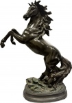 Maravilhosa Escultura em Petit bronze representando "Cavalo". Med. 65 X 50 cm.