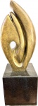 Bruno Giorgi - Grande Escultura em Bronze patinado denominada "LABAREDA", base em granito, peça assinada (não possui certificado, vai com NF de arrematação). Med. total 90 X 33 cm e base 30 X 30 cm. Biografia: Bruno Giorgi (Mococa SP 1905 - Rio de Janeiro RJ 1993) Escultor. Muda-se com a família para Itália, e fixa-se em Roma em 1913. Em 1920, inicia estudos de desenho e escultura com o professor Loss. Participa de movimentos antifascistas. Em 1931, é preso por motivos políticos e condenado a sete anos de prisão. É extraditado para o Brasil em 1935, por intervenção do embaixador brasileiro na Itália. Em São Paulo, trava contato com Joaquim Figueira (1904 - 1943) e Alfredo Volpi (1896 - 1988). Em 1937, viaja para Paris e freqüenta as academias La Grand Chaumière e Ranson, onde estuda com Aristide Maillol (1861 - 1944). Em 1939, retorna a São Paulo e convive com Mário de Andrade (1893 - 1945), Lasar Segall (1891 - 1957), Oswald de Andrade (1890 - 1954) e Sérgio Milliet (1898 - 1966), entre outros. Começa a praticar desenho de modelo-vivo e pintura com os artistas do Grupo Santa Helena e integra a Família Artística Paulista - FAP. Em 1943, transfere-se para o Rio de Janeiro. A convite do ministro Gustavo Capanema (1900 - 1985) instala ateliê no antigo Hospício da Praia Vermelha, onde orienta jovens artistas como Francisco Stockinger (1919). Possui obras em espaços públicos como Monumento à Juventude Brasileira, 1947, nos jardins do antigo Ministério da Educação e Saúde - MES, atual Palácio Gustavo Capanema, no Rio de Janeiro; Candangos, 1960, na praça dos Três Poderes, e Meteoro, 1967, no lago do edifício do Ministério das Relações Exteriores, em Brasília; e Integração, 1989, no Memorial da América Latina, em São Paulo.