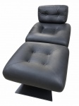 Oscar Niemeyer- Maravilhosa Poltrona "EASY CHAIR", por Oscar Niemeyer em madeira curva laqueada na cor preto, estofada em couro, acompanha banqueta no mesmo padrão, apresenta selo da fundação com numeração de série (em ótimo estado de conservação). Med. 70 X 70 X 102 e 47 X 68 X 68 cm. (não possui certificado somente NF de arrematação) . Biografia: Oscar Niemeyer (Rio de Janeiro RJ 1907 - idem 2012)Arquiteto e urbanista. Oscar Niemeyer foi um dos maiores arquitetos do Brasil, sua memorável linha de vida e obra que desenharam o Brasil e o Mundo. Confirma-se assim o porquê de ser seguido e louvado por muitos, mas que não desvenda a magia da resistência ao tempo e a incansável vontade de projetar.Oscar NiemeyerOscar NiemeyerOscar Ribeiro de Almeida de Niemeyer Soares formou-se em arquitetura pela Escola Nacional de Belas Artes (Enba), no Rio de Janeiro, em 1934. Nesse ano, passa a freqüentar o escritório do arquiteto e urbanista Lucio Costa (1902-1998). Em 1936, integra a comissão criada para definir os planos da sede do Ministério da Educação e Saúde (MES), no Rio de Janeiro, com a supervisão do arquiteto franco-suíço Le Corbusier (1887-1965), a quem assiste, como desenhista. Baseado no projeto do arquiteto, Niemeyer sugere alterações que são adotadas na construção do edifício. Entre 1940 e 1944, projeta, por encomenda do então prefeito de Belo Horizonte, Juscelino Kubitschek (1902-1976), o Conjunto Arquitetônico da Pampulha, que se configura como um marco de sua obra, pois rompe com os conceitos rigorosos do funcionalismo e utiliza uma linguagem de formas novas, de superfícies curvas, explorando as possibilidades plásticas do concreto armado. Em 1947, é convidado pela Organização das Nações Unidas (ONU) a participar da comissão de arquitetos encarregada de definir os planos de sua futura sede em Nova York. Seu projeto, associado ao de Le Corbusier, é escolhido como base do plano definitivo. No Rio de Janeiro, em 1955, funda a revista Módulo e no ano seguinte começa, a convite do presidente da República, Juscelino Kubitschek, a colaborar na construção da nova capital do Brasil, Brasília, cujo plano urbanístico é confiado a Lucio Costa. Em 1958, é nomeado arquiteto-chefe de Brasília, para onde se transfere e permanece até 1960. Entre os projetos mais importantes de Niemeyer destacam-se o Parque do Ibirapuera, São Paulo, 1951 a sede do Partido Comunista Francês, Paris, 1965 a Escola de Arquitetura de Argel, Argélia, 1968 a sede da Editora Mondadori, Milão, Itália, 1968 e a sede do jornal L'Humanité, Saint-Denis, França, 1987.
