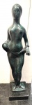 CESCHIATTI, Alfredo - (1918-1989) - Magnífica e Grande Escultura em bronze patinado denominada "EVA", assinada e com selo de fundição ZANI, base em granito. (Não possui certificado, vai com Nota Fiscal de Arrematação). Med. Escultura total 155 X 43 cm e base 10 X 36 X 36 cm. Nota: Alfredo Ceschiatti (Belo Horizonte, 1 de setembro de 1918 Rio de Janeiro, 25 de agosto de 1989) foi um escultor, desenhista e professor brasileiro.BiografiaSem Título (1978), escultura exposta na Estação SéFilho de pais italianos e neto de gregos, foi à Itália em 1937, beneficiado pelo governo italiano em promover viagens de filhos de imigrantes ao país. De volta ao país, fixou-se na cidade do Rio de Janeiro onde estudou na Escola Nacional de Belas Artes. Foi premiado no Salão Nacional de Belas Artes, em 1945, pelo baixo-relevo do batistério da Igreja de São Francisco de Assis, em Belo Horizonte. Conheceu Oscar Niemeyer, que lhe encomendou uma escultura para o Conjunto Arquitetônico da Pampulha, em Belo Horizonte. Ceschiatti criou O Abraço, obra de duas mulheres abraçadas. Considerada imoral pelos mineiros, ficou guardada muitos anos até ser finalmente exposta em um jardim da Pampulha. A escultura Duas Amigas foi feita para o Salão Nobre (jardim superior) do Palácio Itamaraty com orientações do embaixador Wladimir Murtinho, que atuava como curador-chefe no projeto de ambientação do Palácio. O gosto do artista pela figura feminina está presente em várias de suas obras.Em 1960 esculpiu, em granito, As Três Forças Armadas, um dos temas no Monumento Nacional aos Mortos da Segunda Guerra Mundial, no Rio de Janeiro. Possui obras em diversos museus brasileiros.