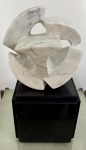 Bruno Giorgi - Escultura em mármore Carrara dito "Meteoro", peça assinada, base em granito (não possui certificado, vai com NF de arrematação). . Med. total 37 X 19 cm e 16 X 17 X17 cm. Biografia Bruno Giorgi (Mococa SP 1905 - Rio de Janeiro RJ 1993) Escultor. Muda-se com a família para Itália, e fixa-se em Roma em 1913. Em 1920, inicia estudos de desenho e escultura com o professor Loss. Participa de movimentos antifascistas. Em 1931, é preso por motivos políticos e condenado a sete anos de prisão. É extraditado para o Brasil em 1935, por intervenção do embaixador brasileiro na Itália. Em São Paulo, trava contato com Joaquim Figueira (1904 - 1943) e Alfredo Volpi (1896 - 1988). Em 1937, viaja para Paris e freqüenta as academias La Grand Chaumière e Ranson, onde estuda com Aristide Maillol (1861 - 1944). Em 1939, retorna a São Paulo e convive com Mário de Andrade (1893 - 1945), Lasar Segall (1891 - 1957), Oswald de Andrade (1890 - 1954) e Sérgio Milliet (1898 - 1966), entre outros. Começa a praticar desenho de modelo-vivo e pintura com os artistas do Grupo Santa Helena e integra a Família Artística Paulista - FAP. Em 1943, transfere-se para o Rio de Janeiro. A convite do ministro Gustavo Capanema (1900 - 1985) instala ateliê no antigo Hospício da Praia Vermelha, onde orienta jovens artistas como Francisco Stockinger (1919). Possui obras em espaços públicos como Monumento à Juventude Brasileira, 1947, nos jardins do antigo Ministério da Educação e Saúde - MES, atual Palácio Gustavo Capanema, no Rio de Janeiro; Candangos, 1960, na praça dos Três Poderes, e Meteoro, 1967, no lago do edifício do Ministério das Relações Exteriores, em Brasília; e Integração, 1989, no Memorial da América Latina, em São Paulo.