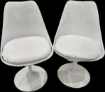 Aero Saarinen (atribuída) - Elegante par de cadeiras dito "Tulipa" em fibra com base em alumínio branco. Med. 80 X 48 cm.