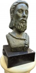 Escultura em bronze patinado representando Busto de Tiradentes, peça assinada, assinatura não identificada, base em granito. Med. total 60 X 28 cm e só escultura 50 X 25 cm.