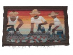 Eila Ampola - Antiga tapeçaria de parede feita a mão, multicolorida, representando pescadores, peça assinada. Med. 80 x 130 cm. (apresenta restauros).