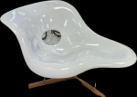 Elegante poltrona La Chaise  ao gosto Charles Eames e Ray em fibra de vidro na cor branco, base em madeira com hastes cromadas. Med. 86 x 145 cm.