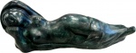 CESCHIATTI Alfredo - (1918-1989) - Graciosa Escultura em bronze patinado representando "Guanabara", peça assinada e com selo da fundição ZANI, sem base. (Não possui certificado, apenas NF de arrematação). Med. total. 32 X 87 cm. Nota: Alfredo Ceschiatti (Belo Horizonte, 1 de setembro de 1918 Rio de Janeiro, 25 de agosto de 1989) foi um escultor, desenhista e professor brasileiro. Biografia Sem Título (1978), escultura exposta na Estação SéFilho de pais italianos e neto de gregos, foi à Itália em 1937, beneficiado pelo governo italiano em promover viagens de filhos de imigrantes ao país. De volta ao país, fixou-se na cidade do Rio de Janeiro onde estudou na Escola Nacional de Belas Artes. Foi premiado no Salão Nacional de Belas Artes, em 1945, pelo baixo-relevo do batistério da Igreja de São Francisco de Assis, em Belo Horizonte. Conheceu Oscar Niemeyer, que lhe encomendou uma escultura para o Conjunto Arquitetônico da Pampulha, em Belo Horizonte. Ceschiatti criou O Abraço, obra de duas mulheres abraçadas. Considerada imoral pelos mineiros, ficou guardada muitos anos até ser finalmente exposta em um jardim da Pampulha. A escultura Duas Amigas foi feita para o Salão Nobre (jardim superior) do Palácio Itamaraty com orientações do embaixador Wladimir Murtinho, que atuava como curador-chefe no projeto de ambientação do Palácio. O gosto do artista pela figura feminina está presente em várias de suas obras.Em 1960 esculpiu, em granito, As Três Forças Armadas, um dos temas no Monumento Nacional aos Mortos da Segunda Guerra Mundial, no Rio de Janeiro. Possui obras em diversos museus brasileiros.