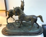 DANGELO- Maravilhoso grupo escultórico em bronze patinado representando "Cavalos", peça assinada, base em mármore. Med. 50 X 70 X 28 cm.