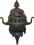 CHINA SÉC XIX- Magnífico e imponente incensário em bronze com patina do tempo, ricamente ornada com figuras de elefantes, peça marcada embaixo.(peça pesada). Med. 68 X 69 cm.